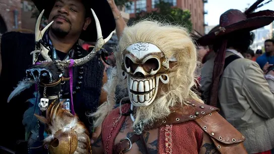 Comic Con International San Diego (22-07-2018) La gente vestida de pirata deambula por las calles durante una fiesta en la calle cerca del Centro de Convenciones de San Diego