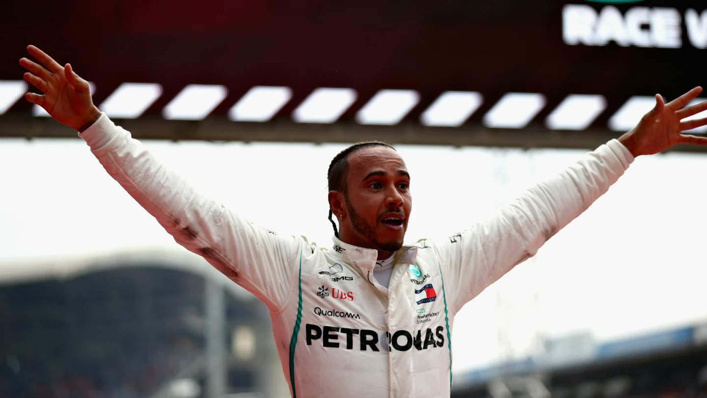 Lewis Hamilton celebra una victoria Lewis Hamilton celebra una victoria