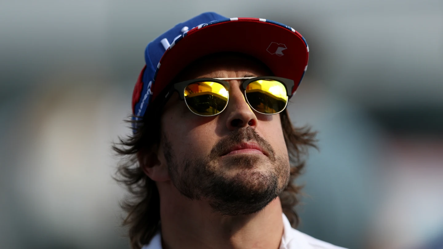 Fernando Alonso mira al cielo Fernando Alonso mira al cielo