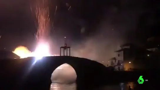 Al menos 20 heridos en una explosión pirotécnica en Asturias Al menos 20 heridos en una explosión pirotécnica en Asturias