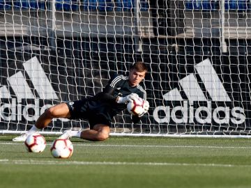 Lunin, en un entrenamiento del Real Madrid Lunin, en un entrenamiento del Real Madrid