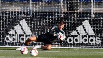 Lunin, en un entrenamiento del Real Madrid