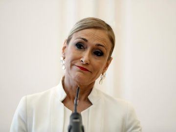 Cristina Cifuentes durante la rueda de prensa en la que anunció su dimisión como presidenta de la Comunidad de Madrid. Cristina Cifuentes durante la rueda de prensa en la que anunció su dimisión como presidenta de la Comunidad de Madrid.