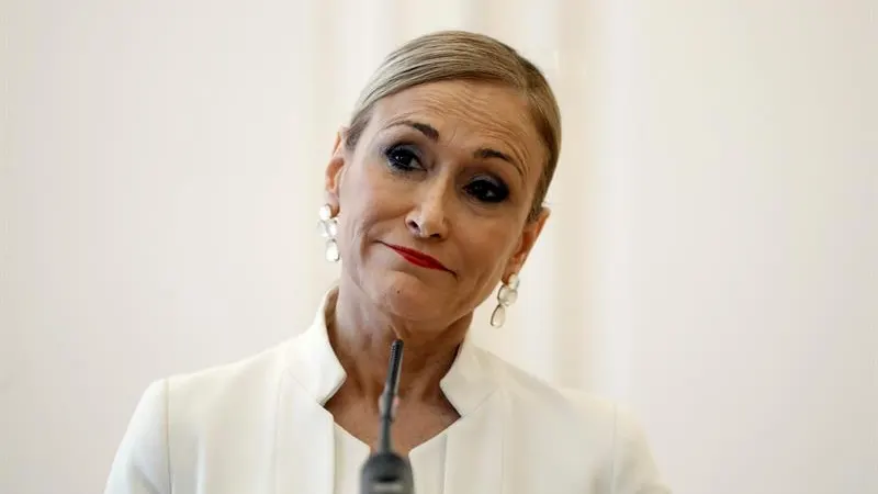 Cristina Cifuentes durante la rueda de prensa en la que anunció su dimisión como presidenta de la Comunidad de Madrid.