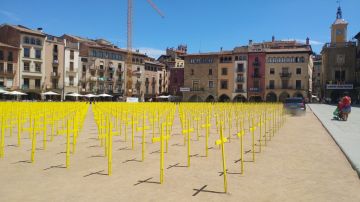 Imagen de las cruces arrolladas por el coche