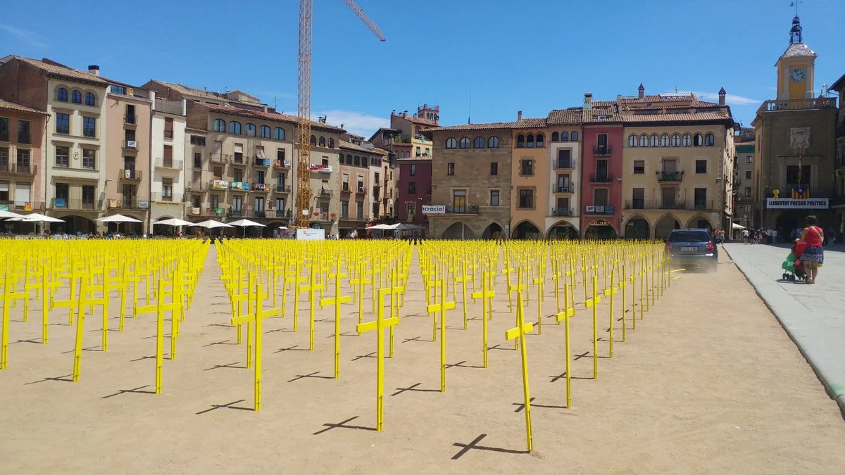 Imagen de las cruces arrolladas por el coche