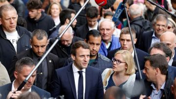 Imagen de Macron y su guardaespaldas 
