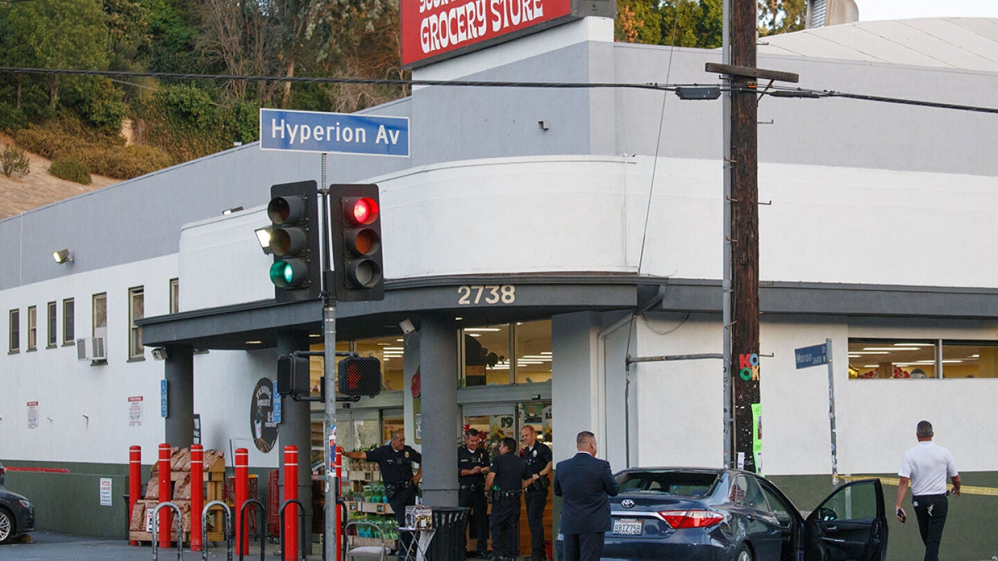 Imagen del supermercado en el que ha tenido lugar la toma de rehenes en Los &Aacute;ngeles
