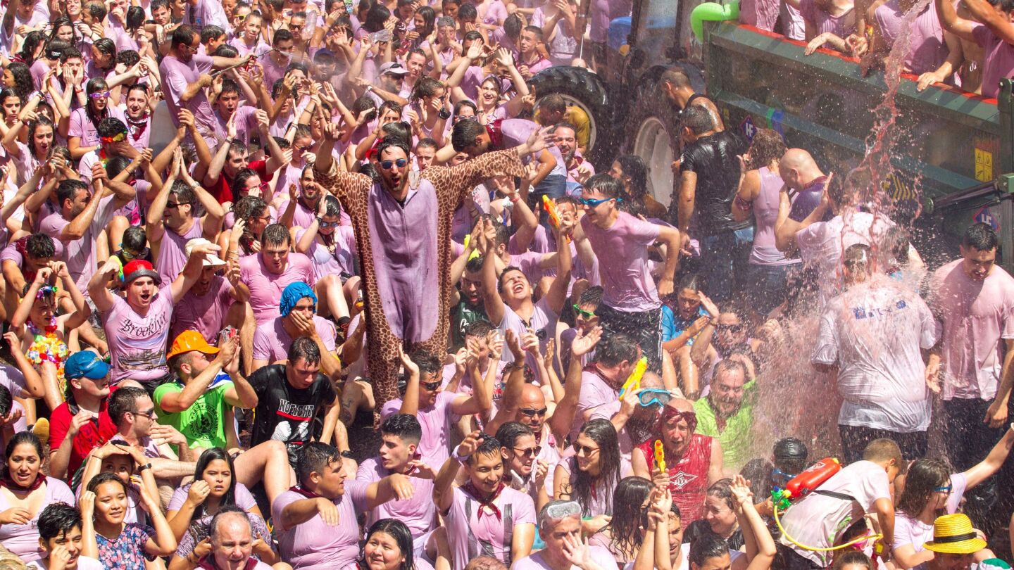 Alrededor de 35.000 litros de vino rosado se han utilizado como munici&oacute;n en la localidad riojana de San Asensio