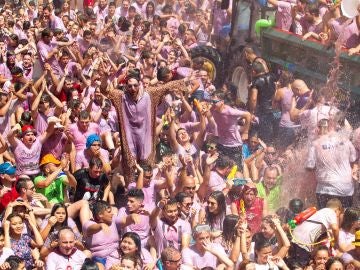 Alrededor de 35.000 litros de vino rosado se han utilizado como munición en la localidad riojana de San Asensio Alrededor de 35.000 litros de vino rosado se han utilizado como munición en la localidad riojana de San Asensio