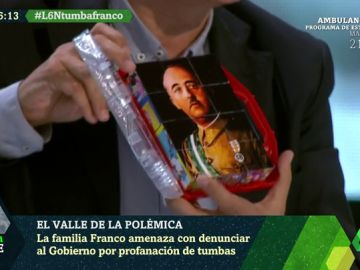 Xavier Sardà explica la exhumación de Franco con un rompecabezas del dictador: "Cuesta, pero se va" Xavier Sardà explica la exhumación de Franco con un rompecabezas del dictador: "Cuesta, pero se va"