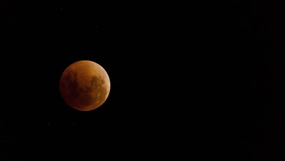 Vista de un eclipse lunar total