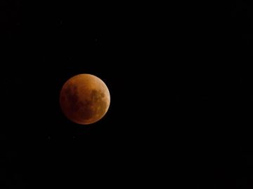 Vista de un eclipse lunar total Vista de un eclipse lunar total
