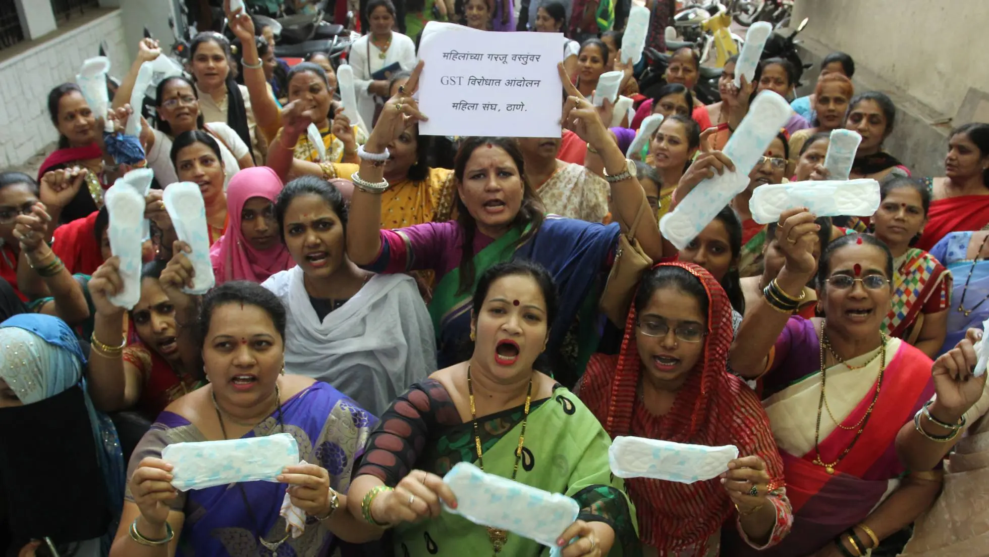 Protesta en Mumbai contra el impuesto a las compresas