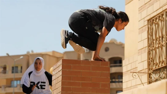 Joven egipcia practicando 'Parkour' Joven egipcia practicando 'Parkour'