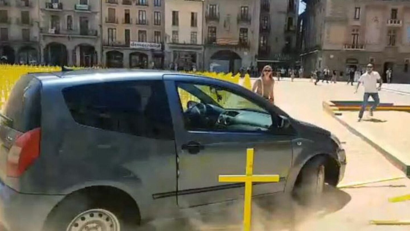 Veh&iacute;culo que irrumpi&oacute; en la plaza Major de Vic