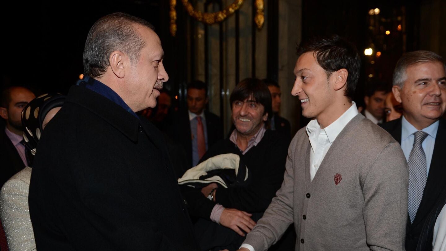 &Ouml;zil con el primer ministro tuco Erdogan