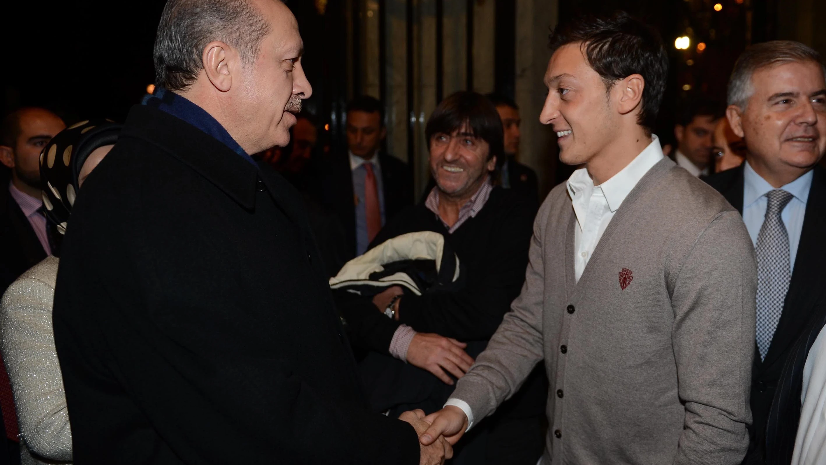 Özil con el primer ministro tuco Erdogan