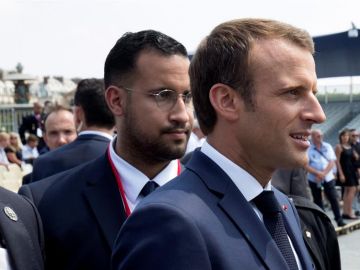 El presidente francés, Emmanuel Macron posa frente a su guadaespaldas Alexandre Benalla El presidente francés, Emmanuel Macron posa frente a su guadaespaldas Alexandre Benalla