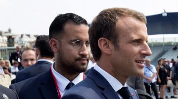 El presidente francés, Emmanuel Macron posa frente a su guadaespaldas Alexandre Benalla