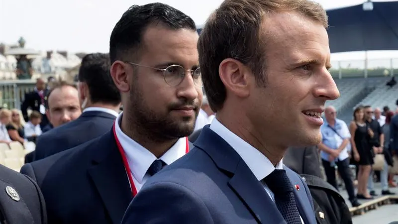 El presidente francés, Emmanuel Macron posa frente a su guadaespaldas Alexandre Benalla