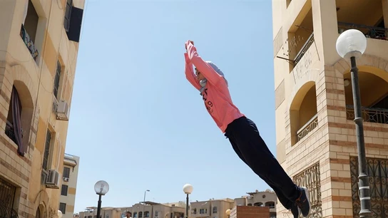Joven egipcia practicando 'Parkour' Joven egipcia practicando 'Parkour'