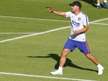 Simeone en un entrenamiento con el Atlético de Madrid Simeone en un entrenamiento con el Atlético de Madrid