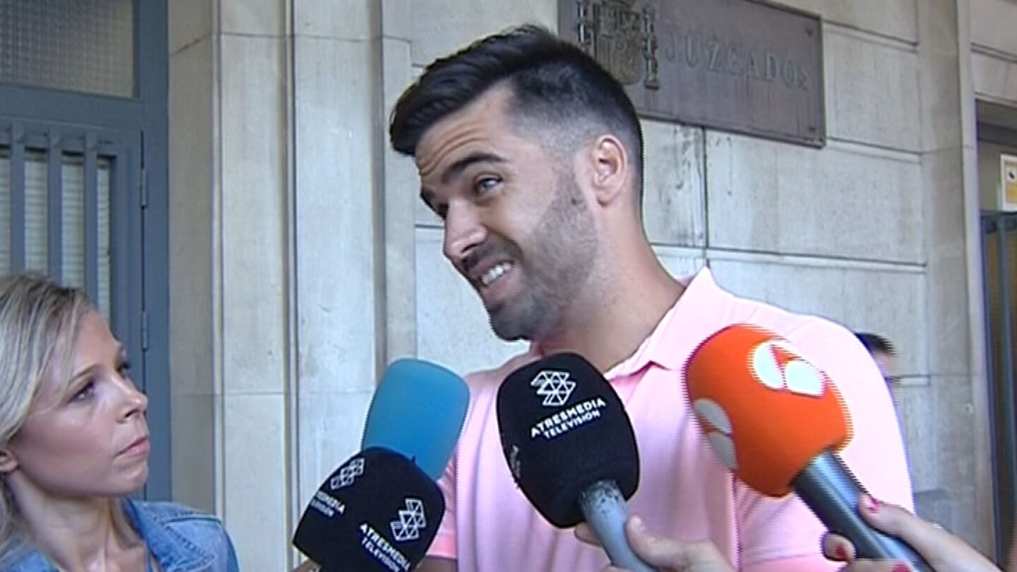 El guardia civil de 'La Manada' en las inmediaciones del juzgado de Sevilla