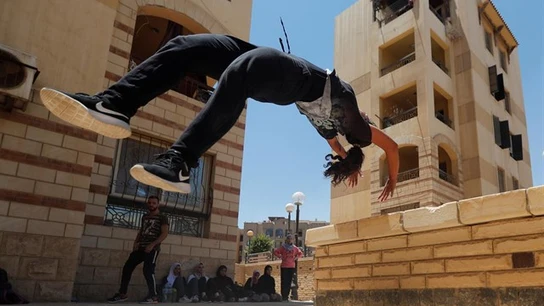Joven egipcia practicando 'Parkour' Joven egipcia practicando 'Parkour'