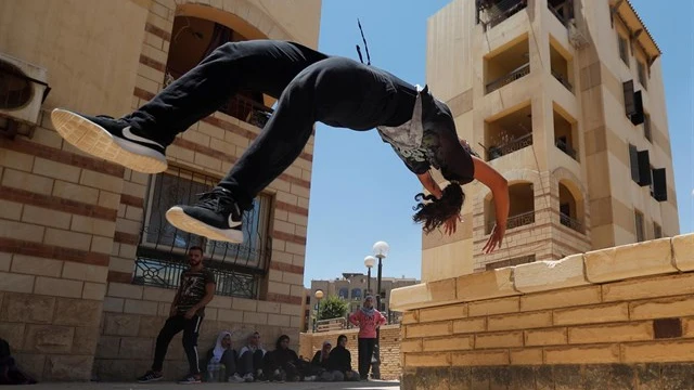 Joven egipcia practicando 'Parkour'