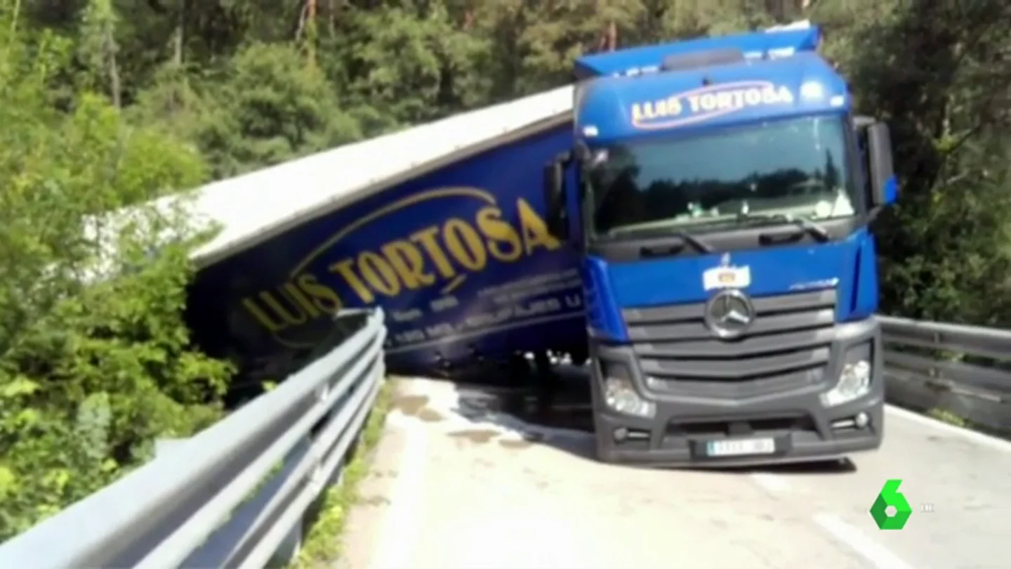 Un camión vuelca en Barcelona Un camión vuelca en Barcelona