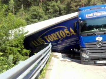 Un camión vuelca en Barcelona Un camión vuelca en Barcelona