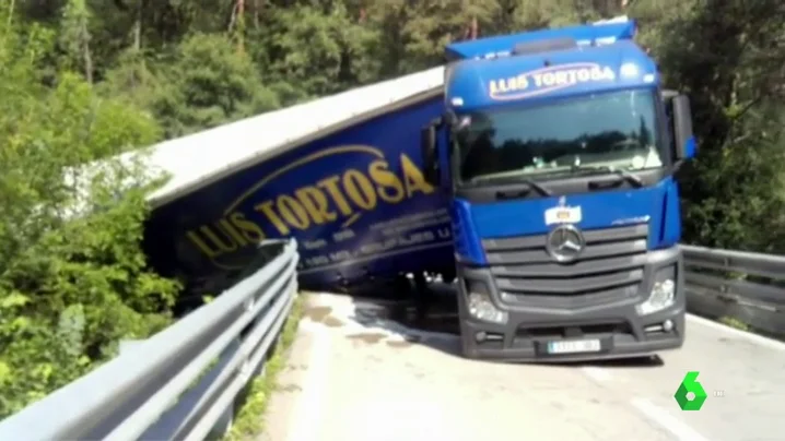 Un camión vuelca en Barcelona