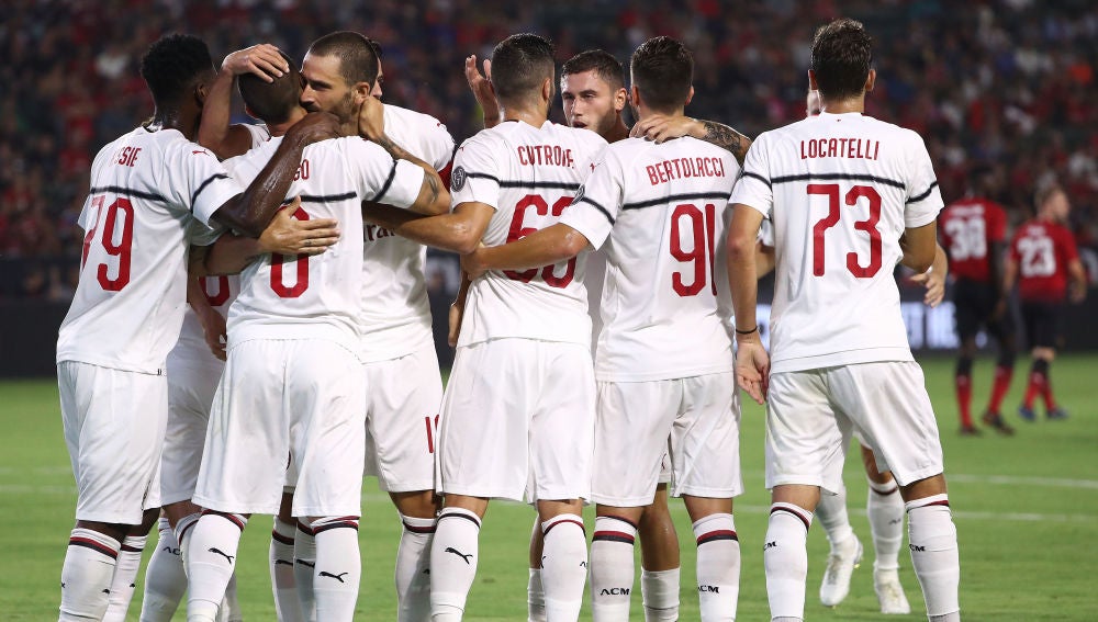 Plantilla del AC Milán celebrando un gol