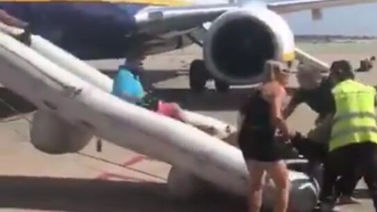 Desalojan un avi&oacute;n en El Prat.