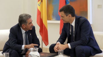 Miguel Ángel Revilla y Pedro Sánchez durante una reunión en La Moncloa