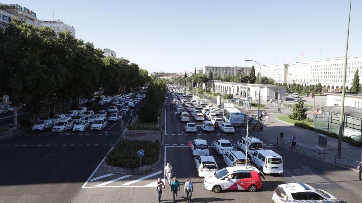 Concentraci&oacute;n de taxis en el Paseo de la Castellana