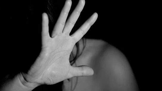 Una mujer se tapa el rostro Violencia machista