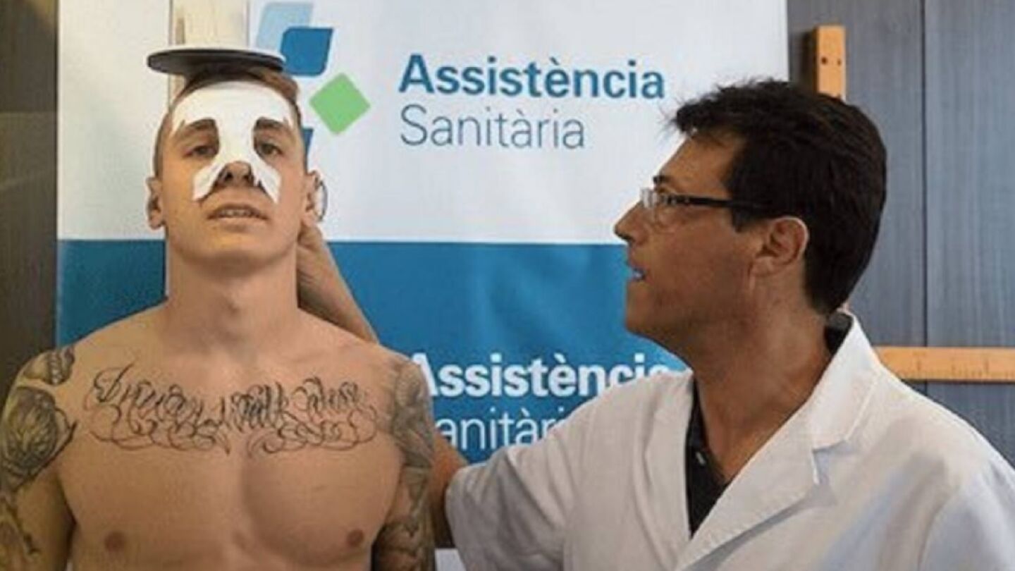 Lucas Digne, en un reconocimiento m&eacute;dico con el Barcelona