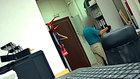 Imagen de las cámaras de seguridad de una oficina con uno de los jubilados robando Imagen de las cámaras de seguridad de una oficina con uno de los jubilados robando