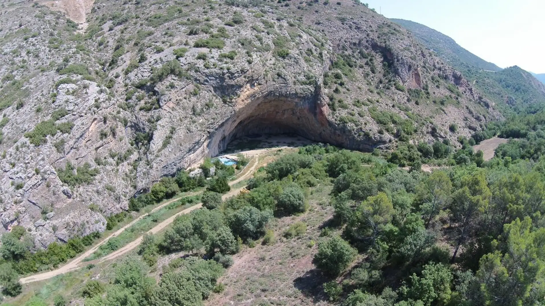 Vista general del yacimiento de Cova Gran (Les Avellanes-Santa Linya, Noguera, Lleida).