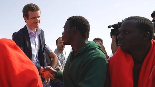 Casado habla con migrantes Casado habla con migrantes
