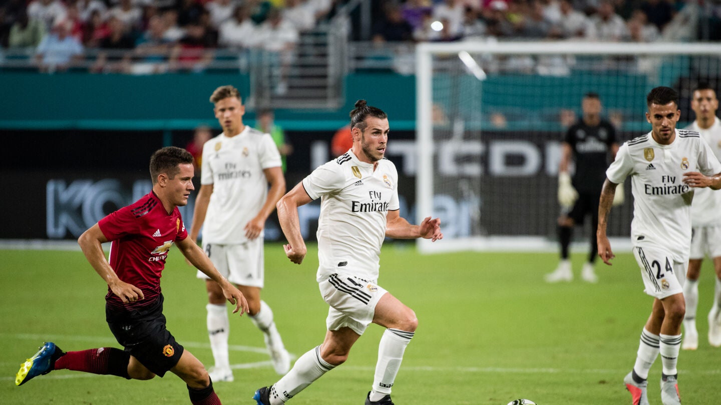 Gareth Bale conduce el bal&oacute;n ante el Manchester United