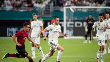 Gareth Bale conduce el balón ante el Manchester United