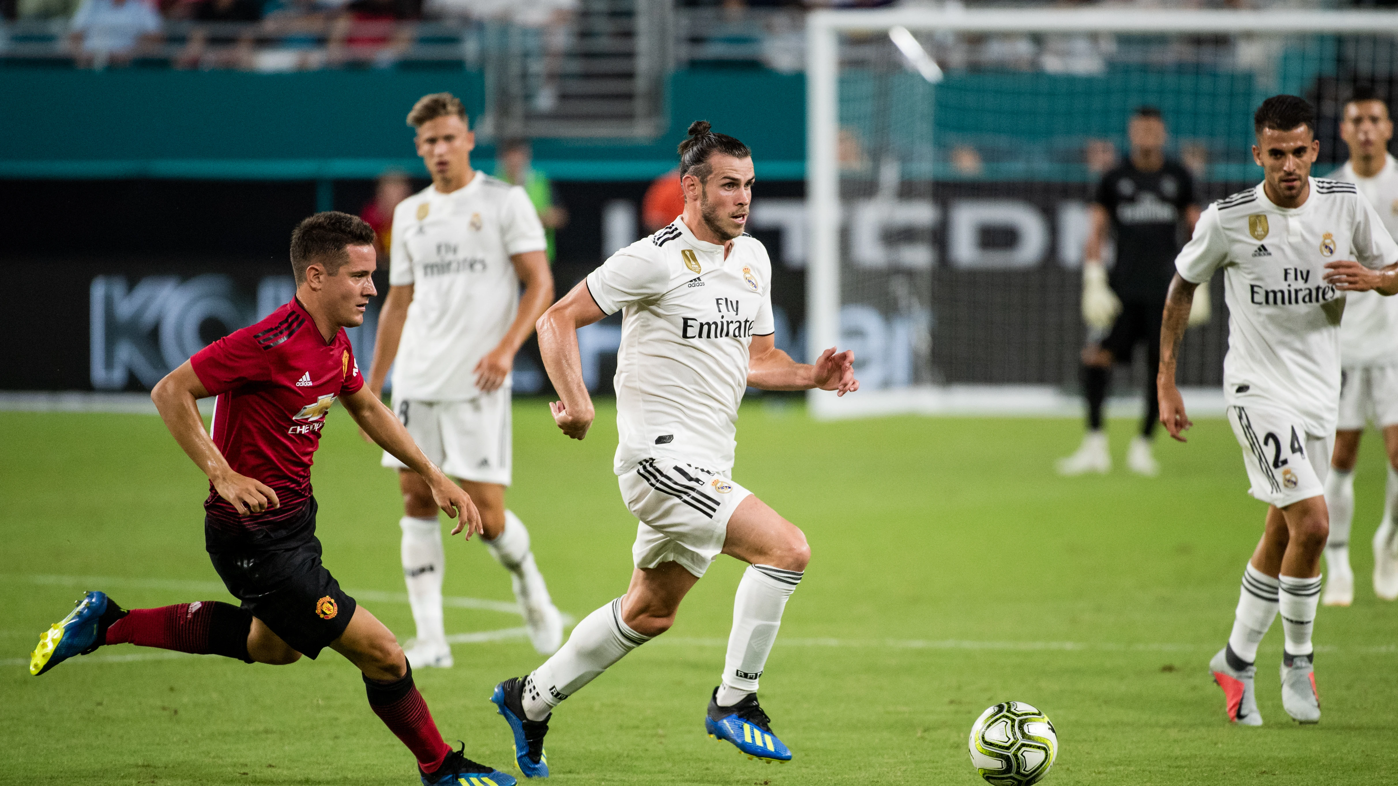 Gareth Bale conduce el balón ante el Manchester United