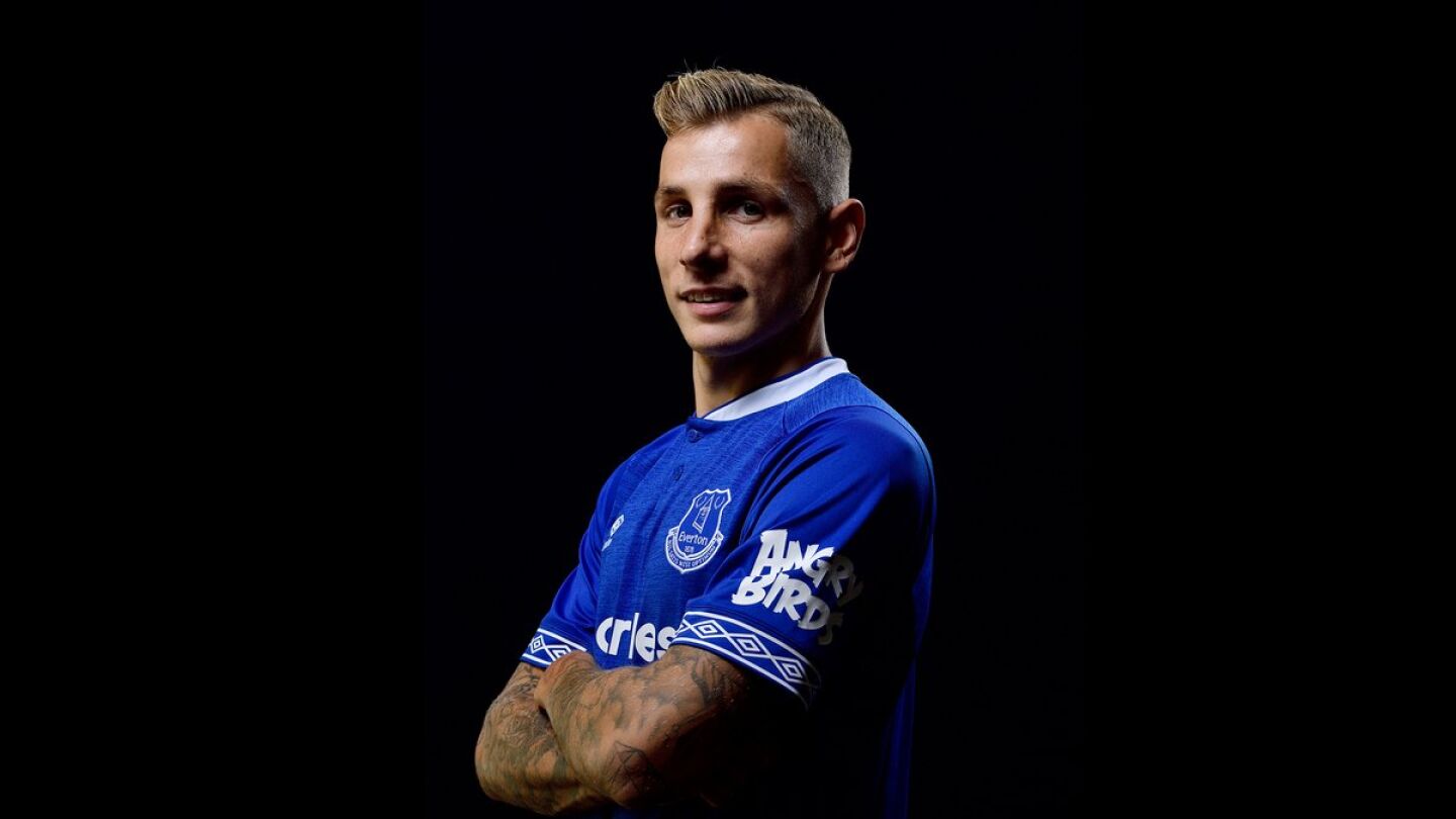 Lucas Digne posa con la camiseta del Everton