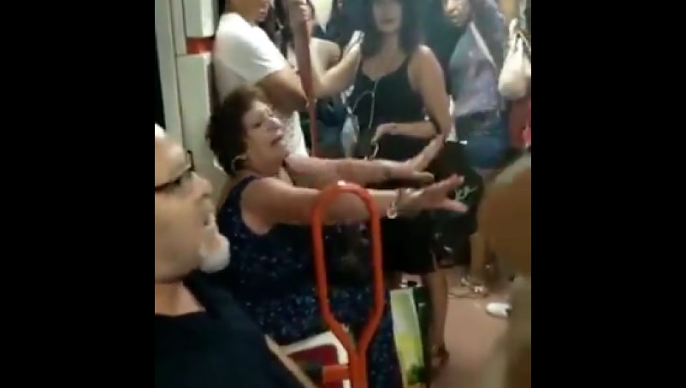 Una señora no deja que se siente una niña inmigrante
