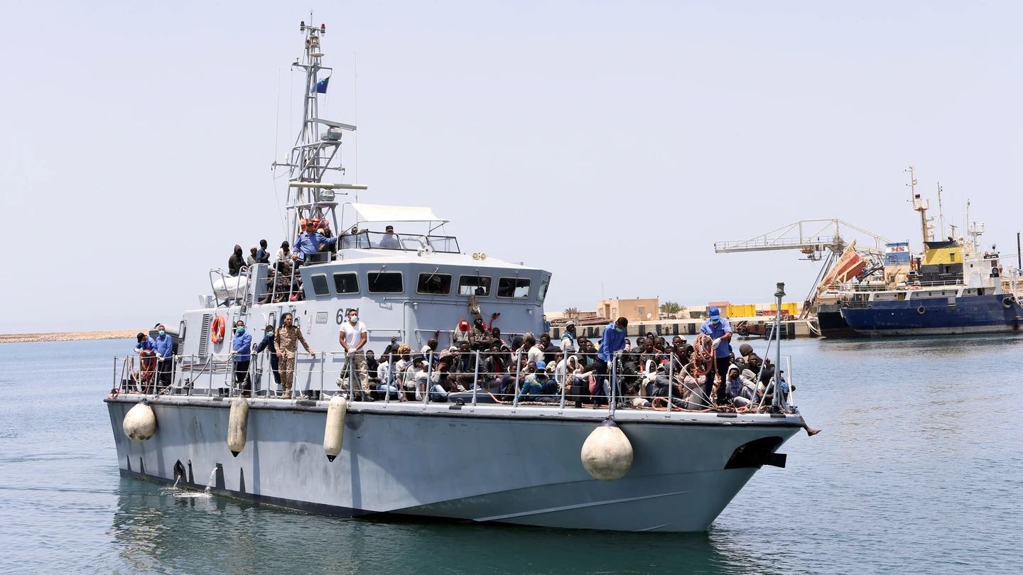 Un barco de la Armada de Libia con inmigrantes a bordo llega a una base Un barco de la Armada de Libia con inmigrantes a bordo llega a una base