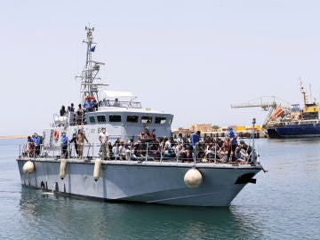 Un barco de la Armada de Libia con inmigrantes a bordo llega a una base Un barco de la Armada de Libia con inmigrantes a bordo llega a una base
