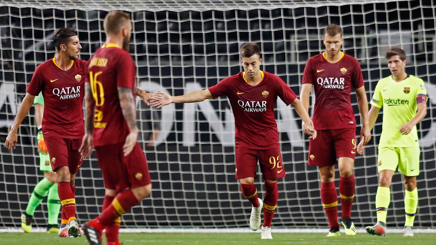 Los jugadores de la Roma celebran el gol ante el Bar&ccedil;a